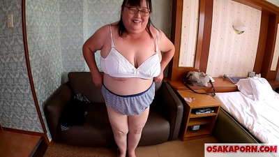 Ibu Jepun yang gemuk menunjukkan teteknya yang besar dan menikmati mainan seks. Seorang ibu Asia berusia 51 tahun bercakap tentang pengalaman seksualnya. Yukiko 1 OSAKAORN milf berlemak